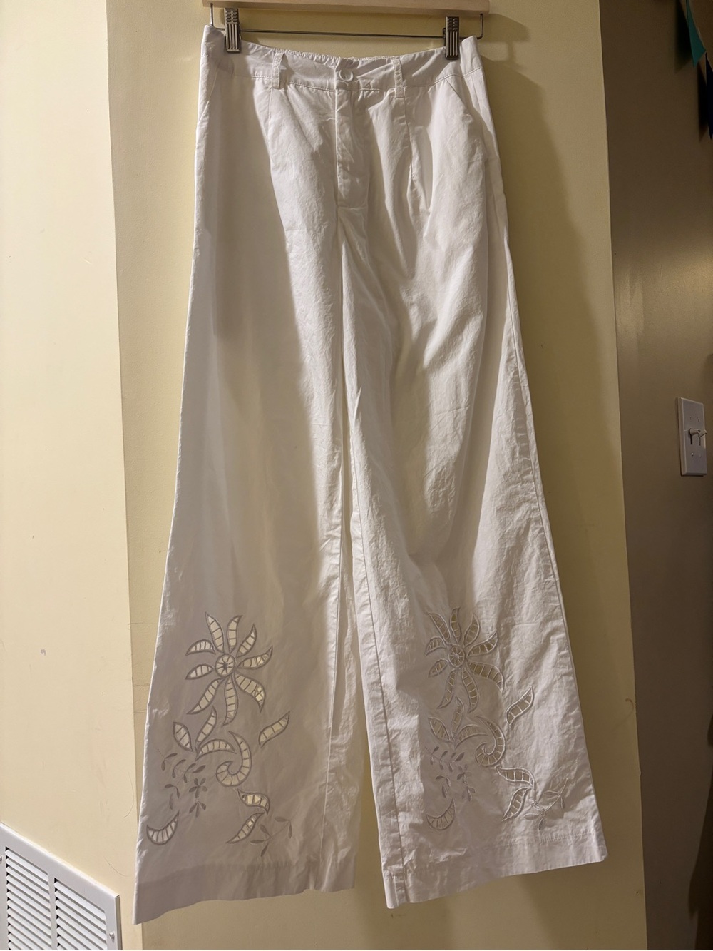 Women's Size 4 White wide Leg Embroidered cut out pants 100 Cotton‎ Beach Summer